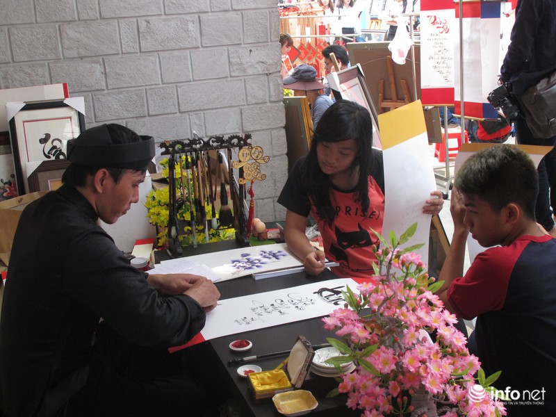 Sài Gòn rực nắng với “phố ông đồ” - ảnh 7