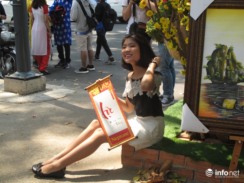 Sài Gòn rực nắng với “phố ông đồ” - ảnh 8