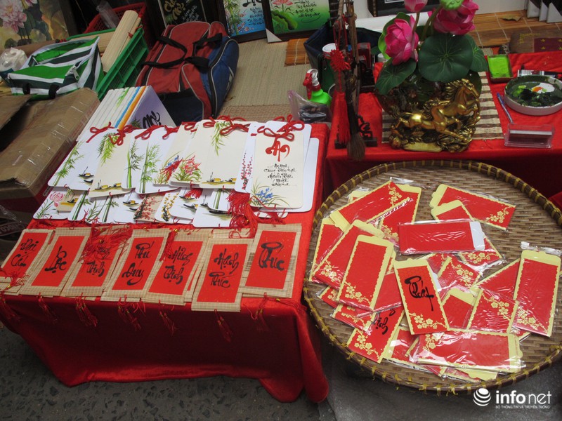 Sài Gòn rực nắng với “phố ông đồ” - ảnh 10