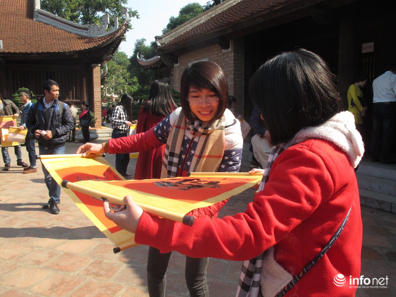 Văn Miếu chật ních người xin chữ đầu năm - ảnh 10