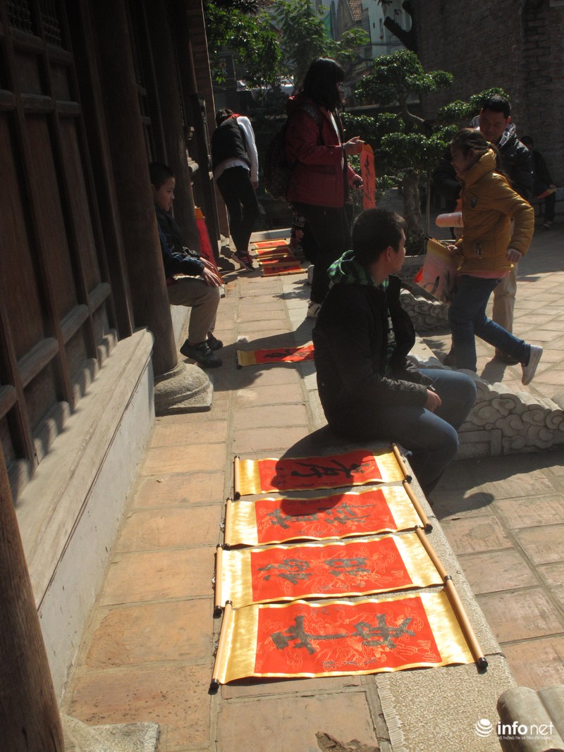 Văn Miếu chật ních người xin chữ đầu năm - ảnh 12