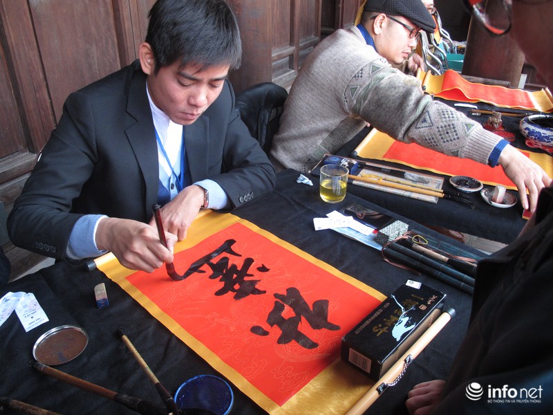 Văn Miếu chật ních người xin chữ đầu năm - ảnh 8