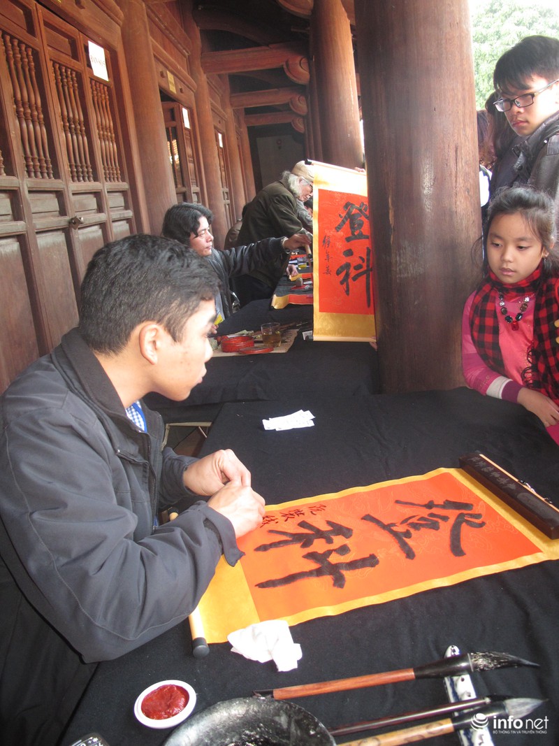 Văn Miếu chật ních người xin chữ đầu năm - ảnh 9