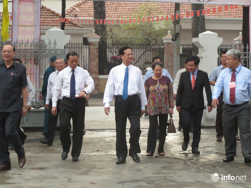 Nguyên Thủ tướng Phan Văn Khải, Nguyễn Tấn Dũng đi bỏ phiếu - ảnh 1