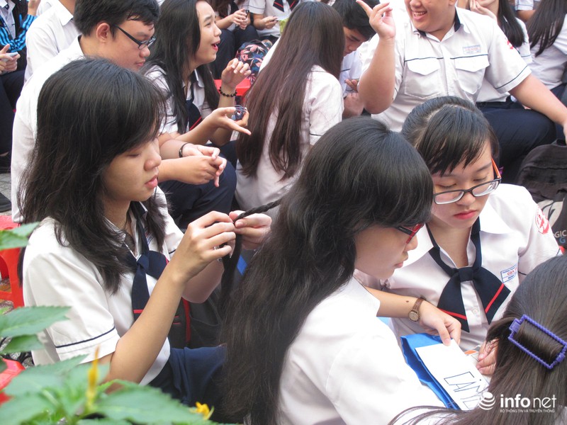 Học trò trường THPT Gia Định nghẹn ngào trong lễ tri ân - ảnh 4