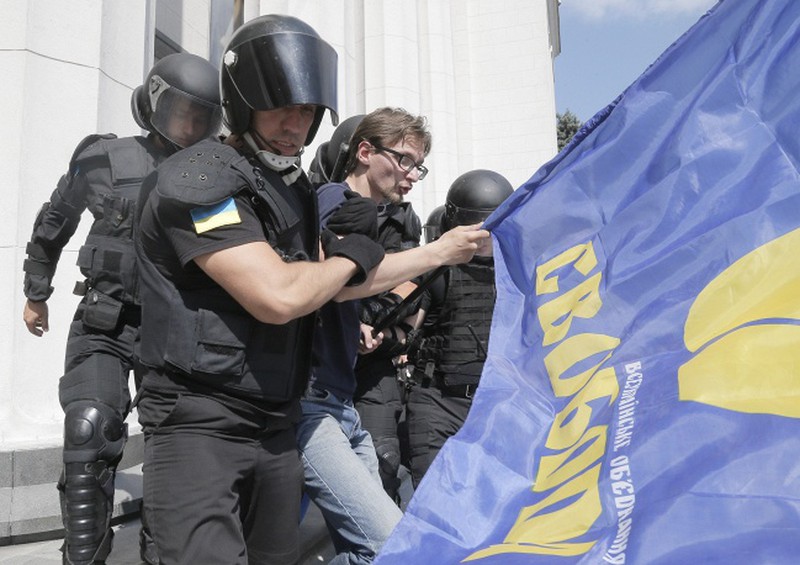 Ukraine: Ảnh vụ người biểu tình gây bạo loạn bên ngoài tòa nhà quốc hội - ảnh 5
