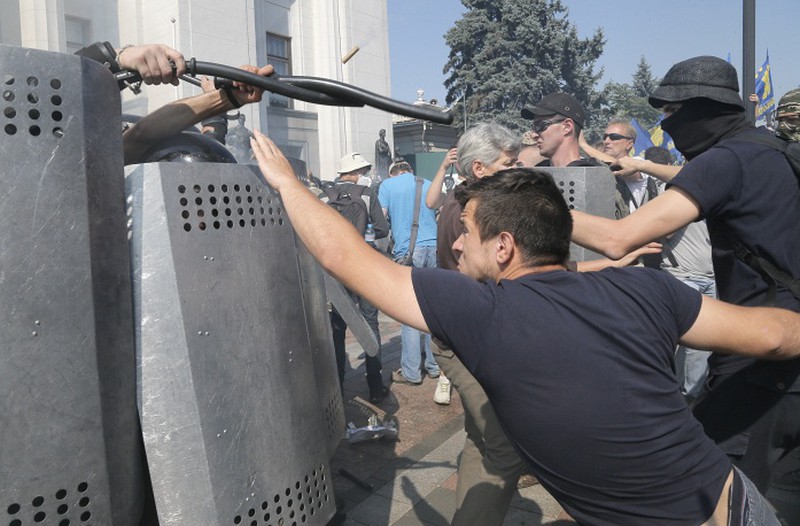 Ukraine: Ảnh vụ người biểu tình gây bạo loạn bên ngoài tòa nhà quốc hội - ảnh 6