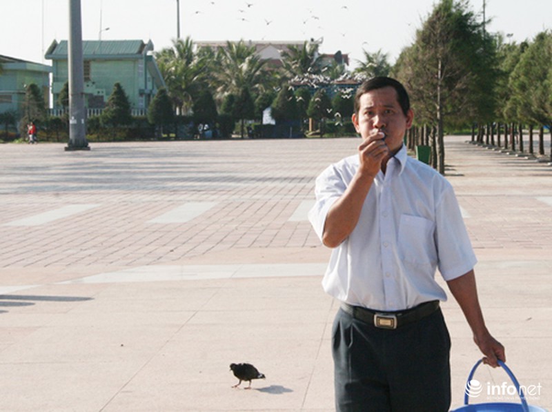 Người đàn ông cho hàng ngàn chim bồ câu ăn trên Công viên Biển Đông - ảnh 1