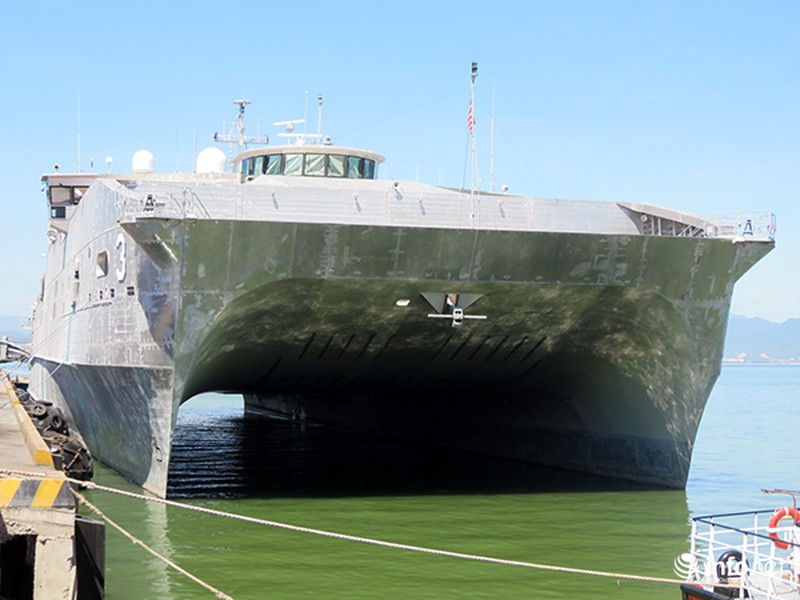 Tàu bệnh viện khổng lồ của Hải quân Hoa Kỳ tới Đà Nẵng - ảnh 1