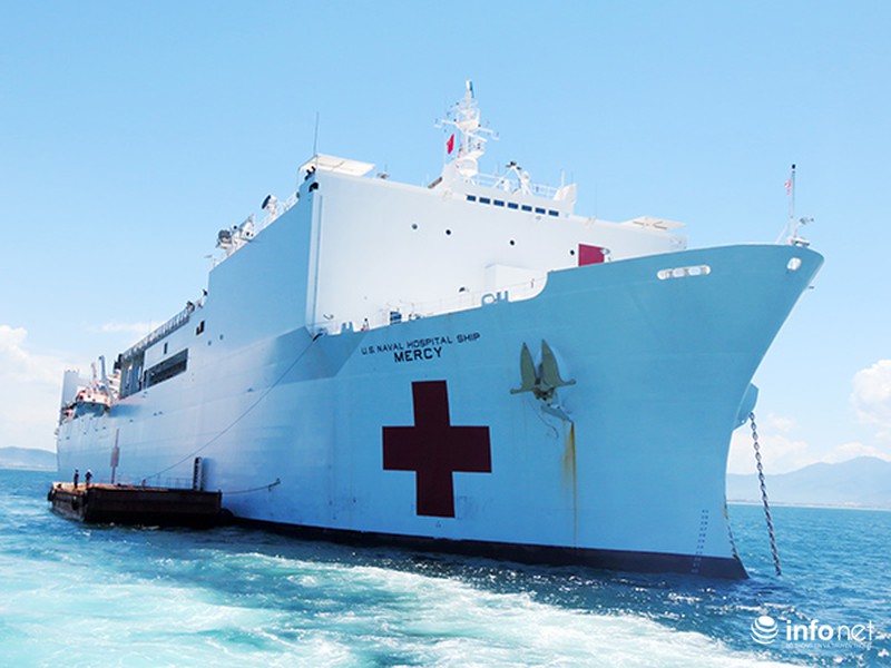 Tàu bệnh viện khổng lồ của Hải quân Hoa Kỳ tới Đà Nẵng - ảnh 2