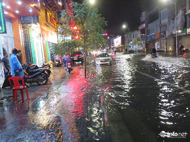 Đà Nẵng: Phố chuyên doanh thời trang ngập thê thảm trong đêm - ảnh 1