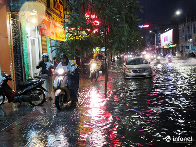 Đà Nẵng: Phố chuyên doanh thời trang ngập thê thảm trong đêm - ảnh 10