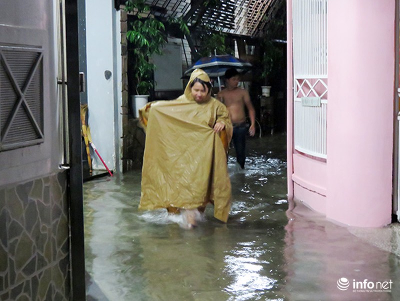 Đà Nẵng: Phố chuyên doanh thời trang ngập thê thảm trong đêm - ảnh 12