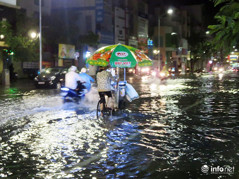 Đà Nẵng: Phố chuyên doanh thời trang ngập thê thảm trong đêm - ảnh 7