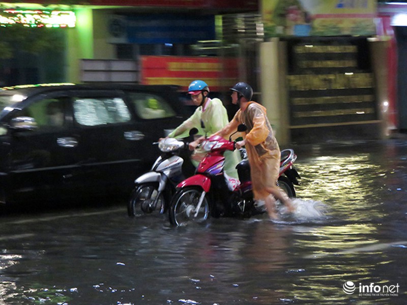 Đà Nẵng: Phố chuyên doanh thời trang ngập thê thảm trong đêm - ảnh 8