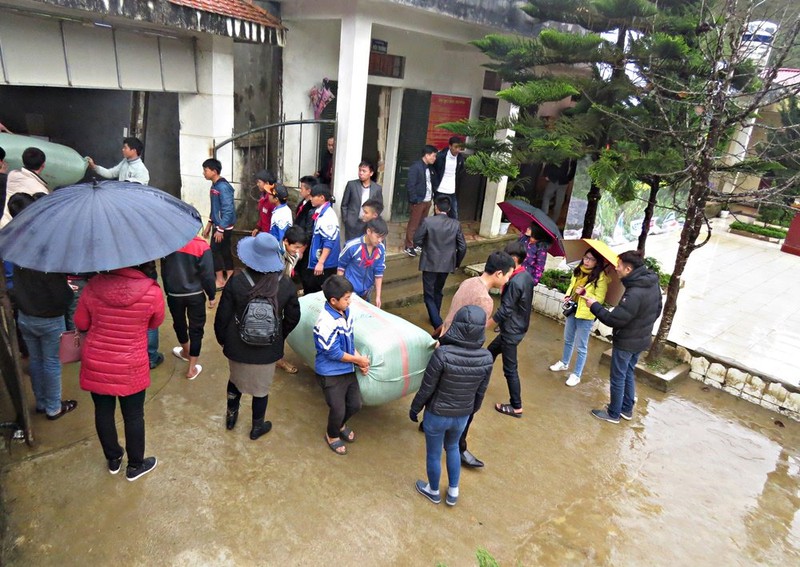 Đoàn thiện nguyện “Sưởi ấm mùa đông Tây Bắc” Báo Bưu điện Việt Nam trở lại Tủa Sín Chải - ảnh 7