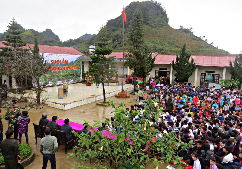 Đoàn thiện nguyện “Sưởi ấm mùa đông Tây Bắc” Báo Bưu điện Việt Nam trở lại Tủa Sín Chải - ảnh 2