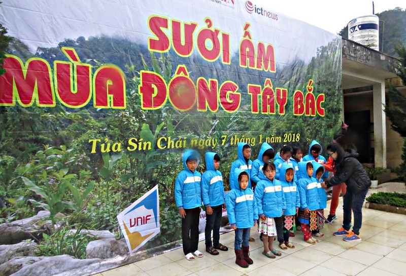 Đoàn thiện nguyện “Sưởi ấm mùa đông Tây Bắc” Báo Bưu điện Việt Nam trở lại Tủa Sín Chải - ảnh 13