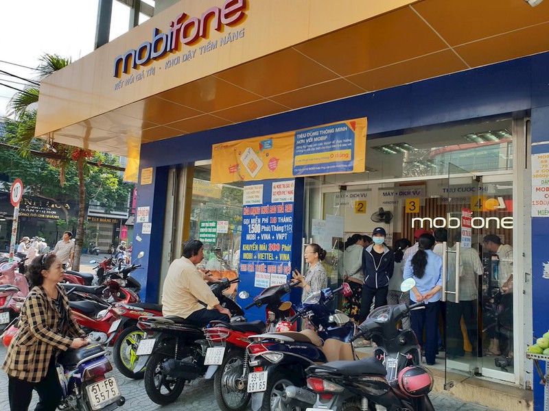Người dân TP.HCM chen lấn đi đăng ký thông tin trước giờ G - ảnh 1