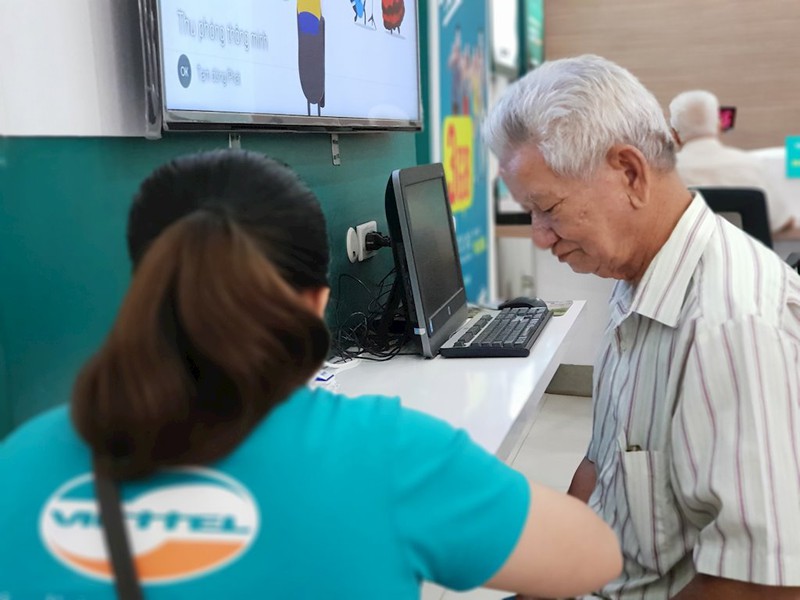 Người dân TP.HCM chen lấn đi đăng ký thông tin trước giờ G - ảnh 14