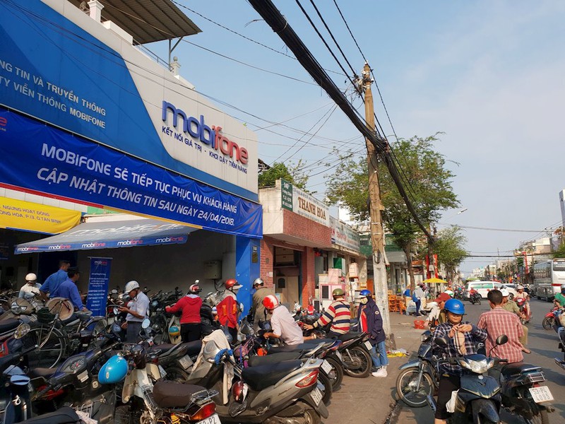 Người dân TP.HCM chen lấn đi đăng ký thông tin trước giờ G - ảnh 3