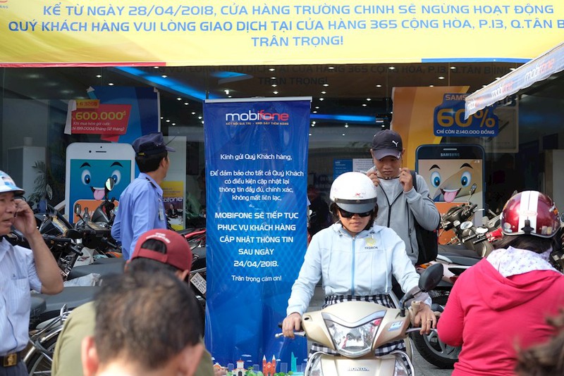 Người dân TP.HCM chen lấn đi đăng ký thông tin trước giờ G - ảnh 4