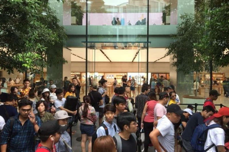 Chị em người Việt đứng đầu hàng người chờ mua iPhone mới tại Apple Store Singapore