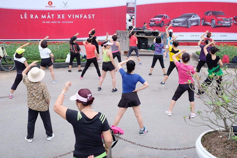 Hé lộ hình ảnh và clip xe ô tô của VinFast trước giờ G tại Công viên Thống nhất sáng nay - ảnh 2