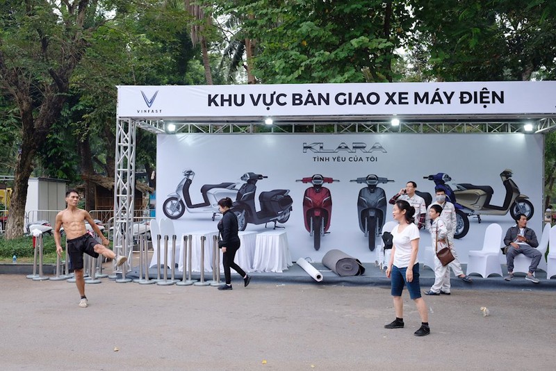 Hé lộ hình ảnh và clip xe ô tô của VinFast trước giờ G tại Công viên Thống nhất sáng nay - ảnh 5