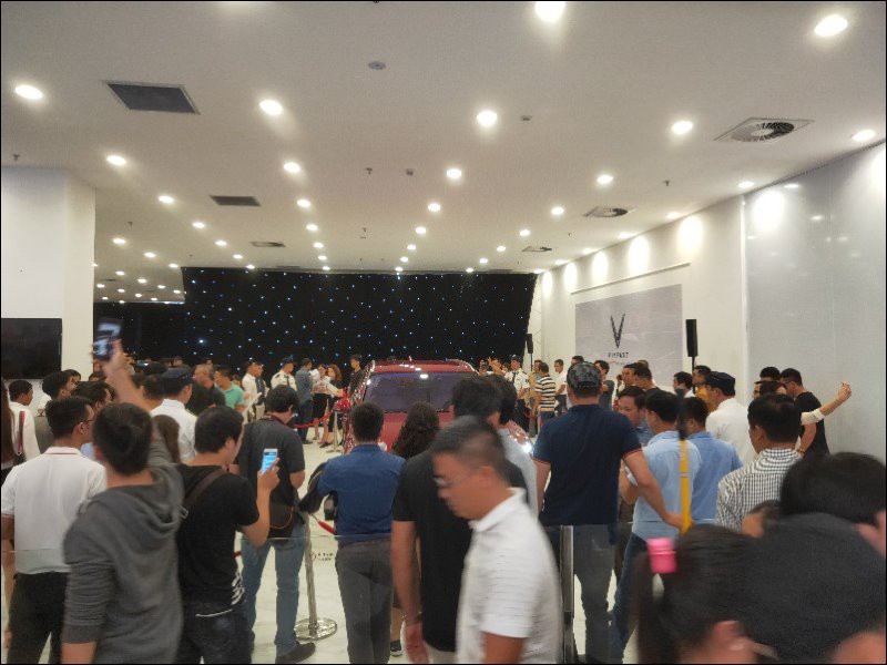 Khách đông nghẹt tại sự kiện mở bán xe VinFast ở TP.HCM - ảnh 2