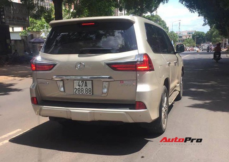 Chất chơi dân Tây Nguyên: Siêu xe và biển 'khủng'