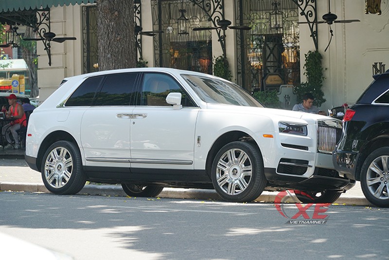 Siêu xe, xe sang đầy phố Hà Nội, đại gia ghé cafe dân vỉa hè mãn nhãn