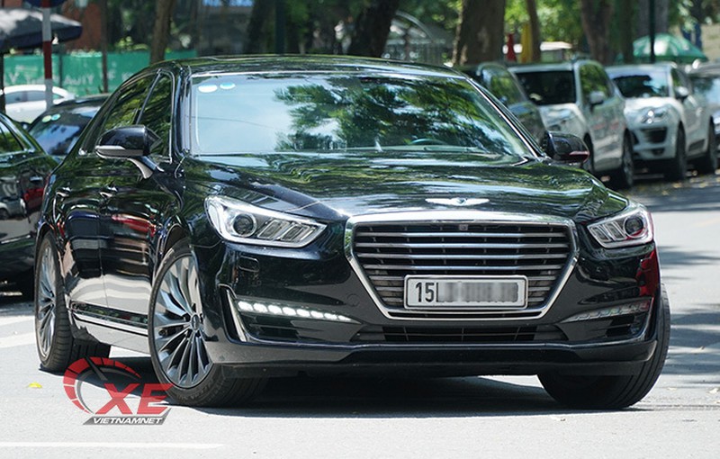 Siêu xe, xe sang đầy phố Hà Nội, đại gia ghé cafe dân vỉa hè mãn nhãn