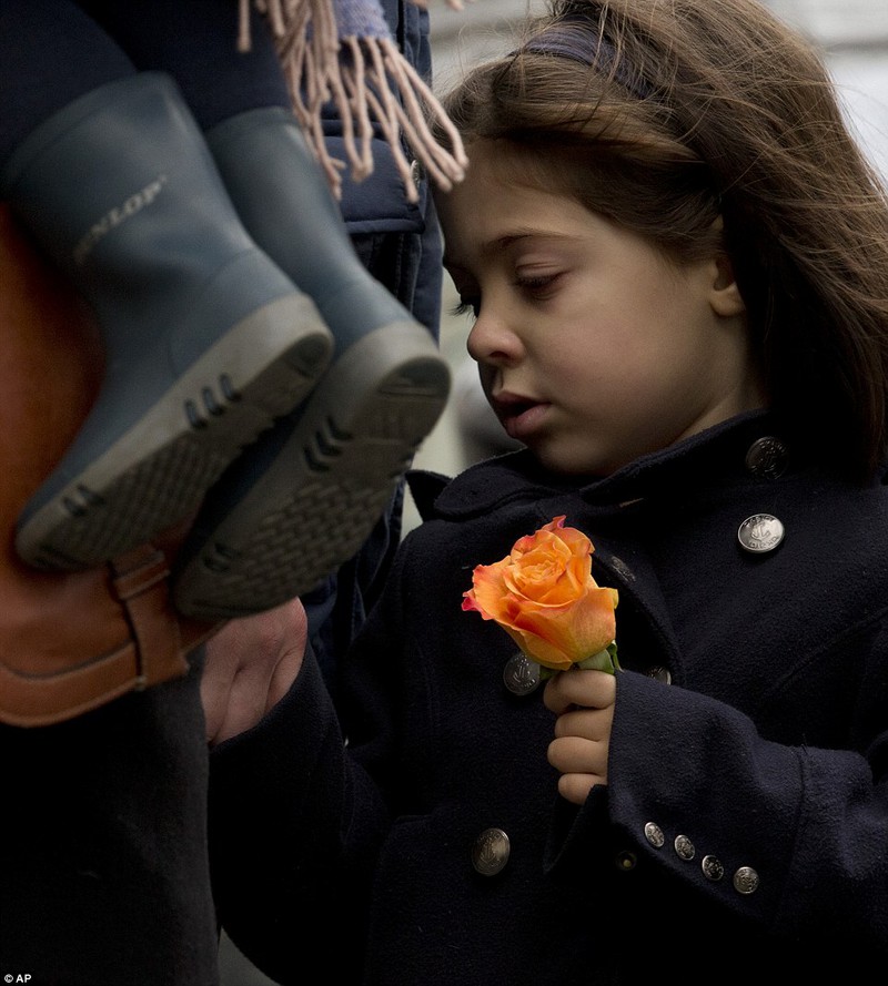 Ảnh: Cuộc tuần hành tưởng niệm các nạn nhân khủng bố ở Pháp - ảnh 17