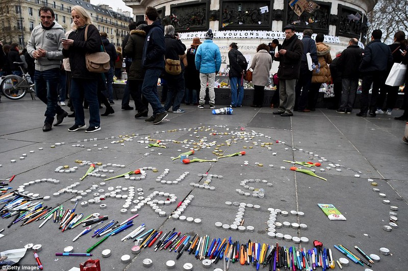 Ảnh: Cuộc tuần hành tưởng niệm các nạn nhân khủng bố ở Pháp - ảnh 11