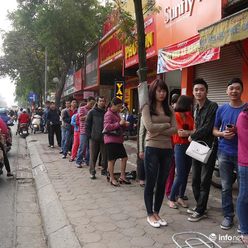 Biển người Hà Nội đổ về mua vàng trong ngày vía thần tài - ảnh 3