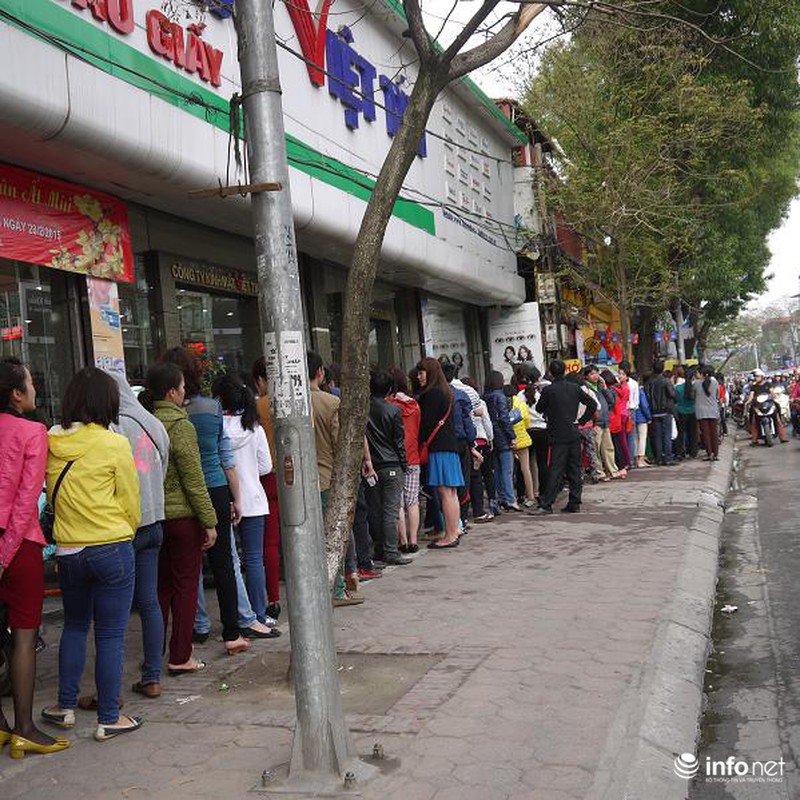 Biển người Hà Nội đổ về mua vàng trong ngày vía thần tài - ảnh 4