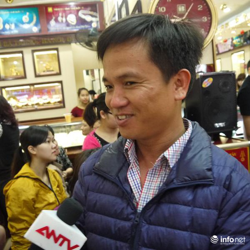 Biển người Hà Nội đổ về mua vàng trong ngày vía thần tài - ảnh 16