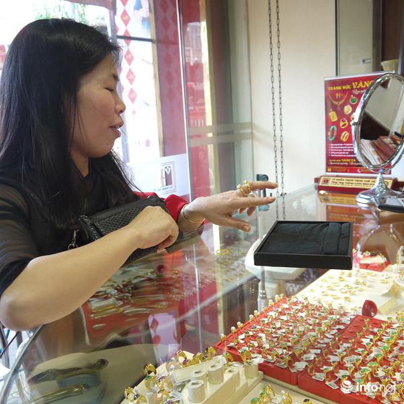 Biển người Hà Nội đổ về mua vàng trong ngày vía thần tài - ảnh 17