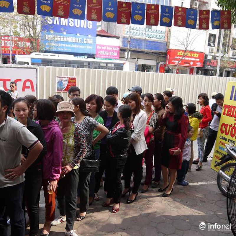 Biển người Hà Nội đổ về mua vàng trong ngày vía thần tài - ảnh 6