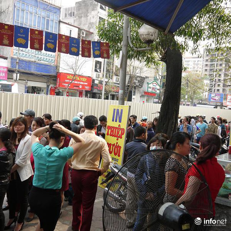 Biển người Hà Nội đổ về mua vàng trong ngày vía thần tài - ảnh 7