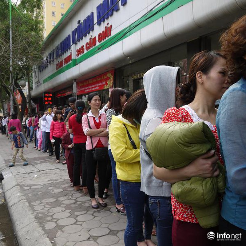 Biển người Hà Nội đổ về mua vàng trong ngày vía thần tài - ảnh 2