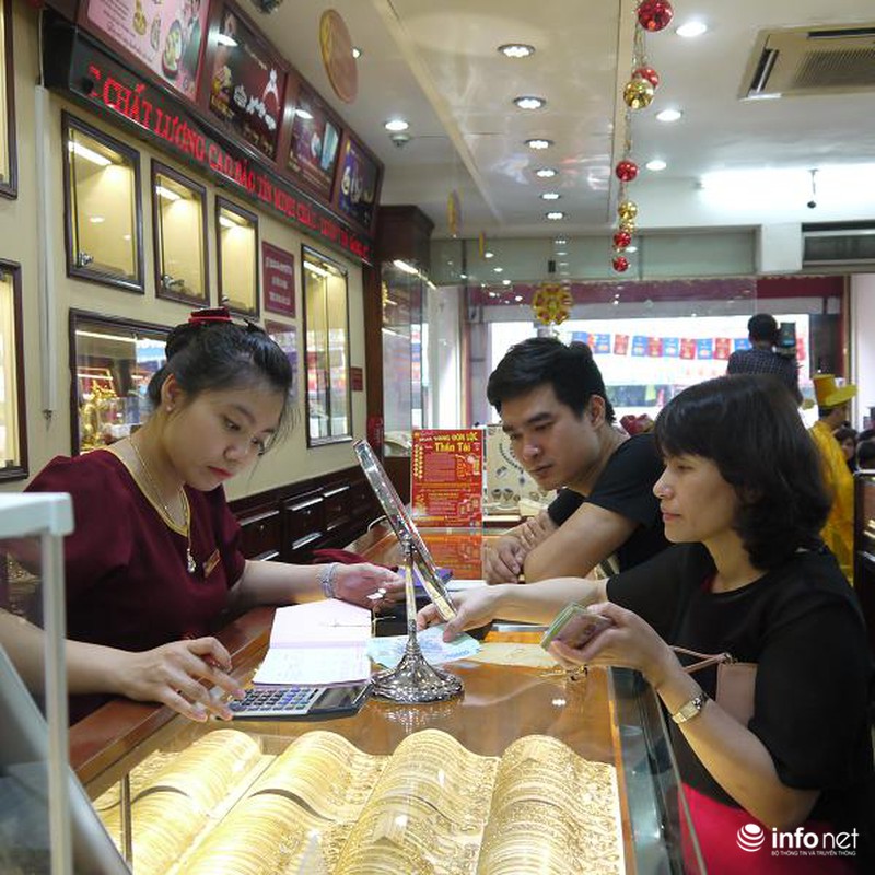 Biển người Hà Nội đổ về mua vàng trong ngày vía thần tài - ảnh 13