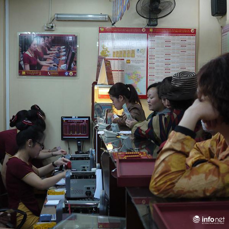 Biển người Hà Nội đổ về mua vàng trong ngày vía thần tài - ảnh 12
