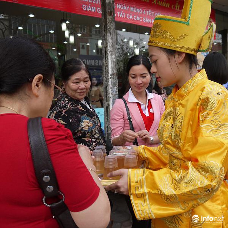 Biển người Hà Nội đổ về mua vàng trong ngày vía thần tài - ảnh 8