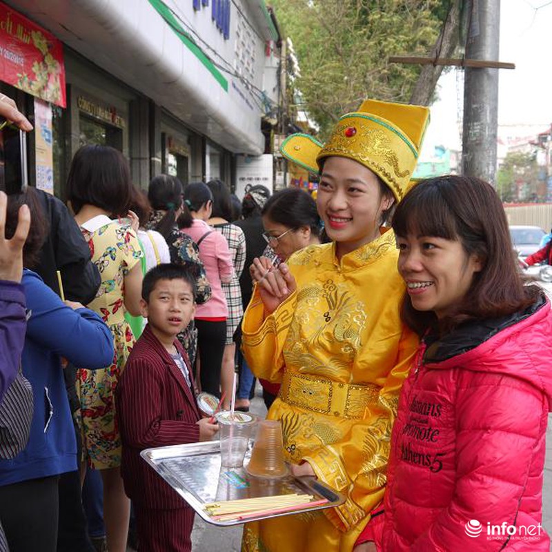 Biển người Hà Nội đổ về mua vàng trong ngày vía thần tài - ảnh 9