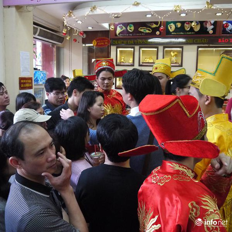 Biển người Hà Nội đổ về mua vàng trong ngày vía thần tài - ảnh 10