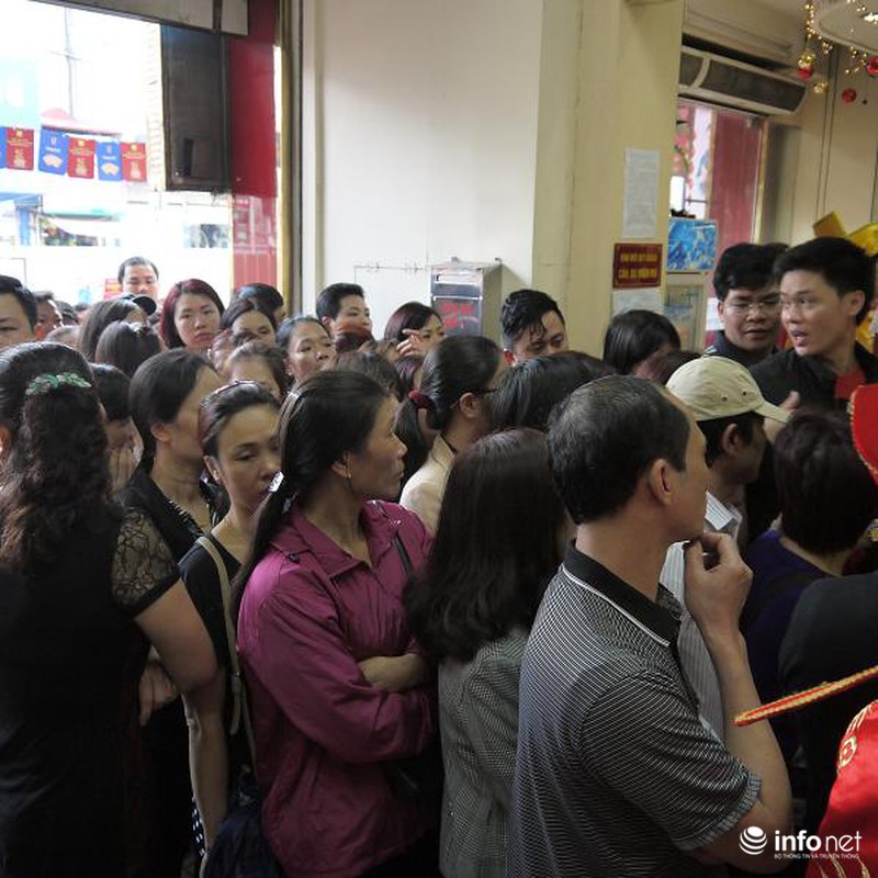 Biển người Hà Nội đổ về mua vàng trong ngày vía thần tài - ảnh 5