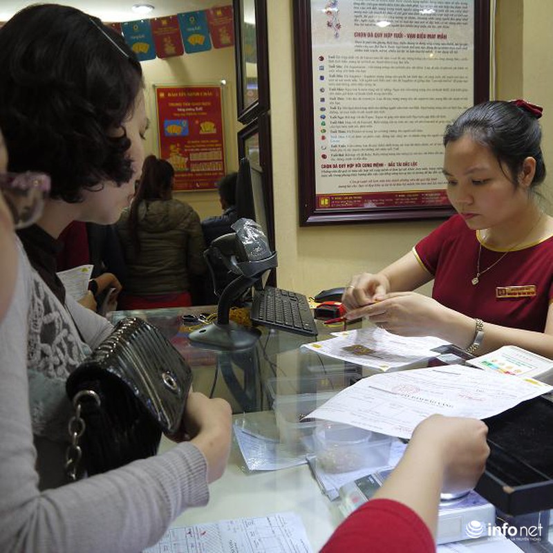 Biển người Hà Nội đổ về mua vàng trong ngày vía thần tài - ảnh 11