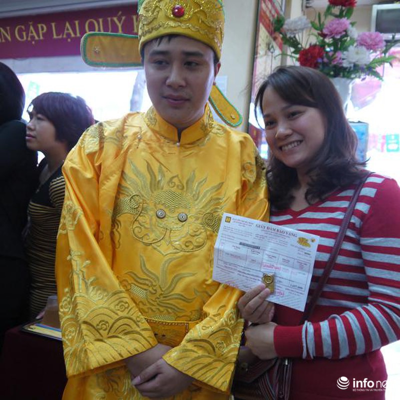 Biển người Hà Nội đổ về mua vàng trong ngày vía thần tài - ảnh 14